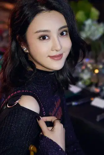 演员甘露引领秋冬时尚 造型气质皆满分!