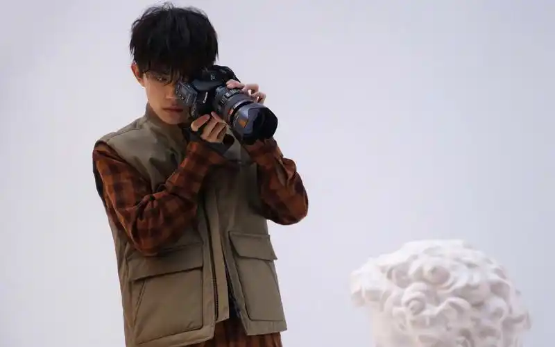 易烊千玺帅气图片桌面壁纸