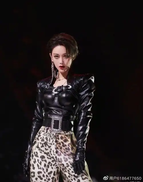 张馨予晒超酷皮衣豹纹裤造型,自曝登台后双腿颤抖,反差萌太可爱