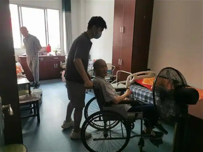 养老院照顾老人的活好干吗(95后帅气大学生在养老院当护理员,陪伴"老