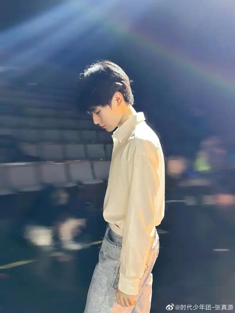 周末愉快 这次就发一个温柔的小张张日常照片吧!#张真源#时 - 兑趑