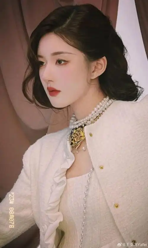 赵露思近照美爆全网:内娱普女脸居然变豪门千金颜!?_腾讯新闻