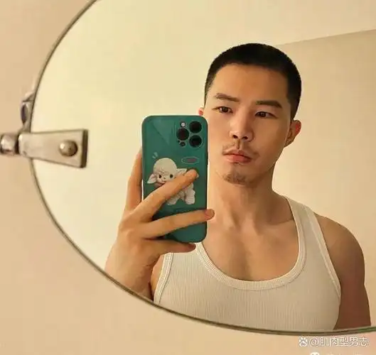寸头筋肉小哥自拍,这才是真·流量密码