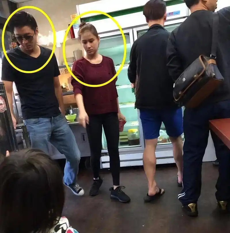 霍启山参加商务聚会,西装笔挺很帅气,可惜何超莲章子怡都错过他