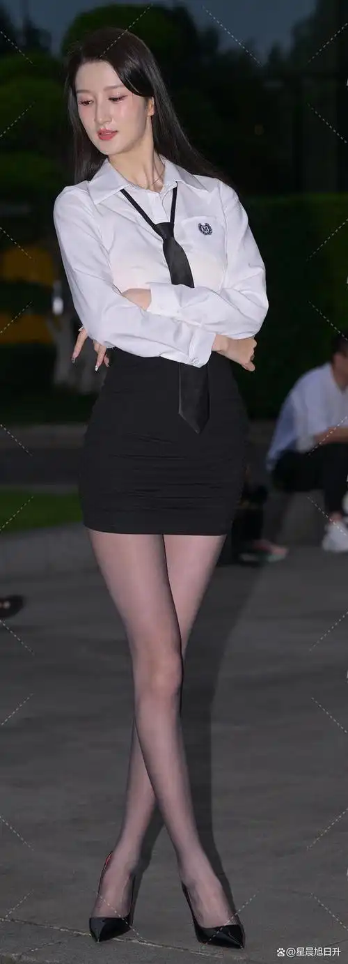 白色衬衣与黑色一步裙:时尚界的永恒对话!