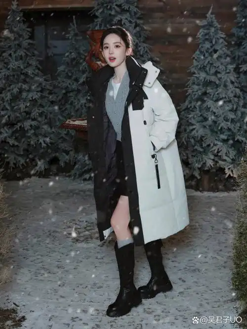 古力娜扎带火了一种新穿法:长款羽绒服 超短裙 小腿袜 长筒靴,既保暖