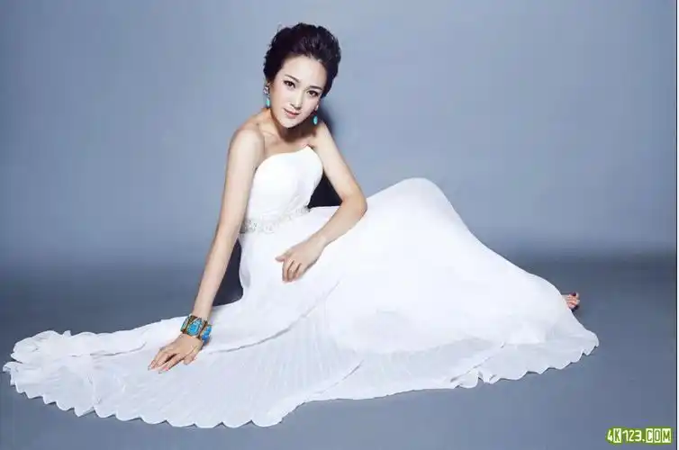 龙梅子性感图片 龙梅子甜美的音色,纯净的声线,扎实的唱功,身上有