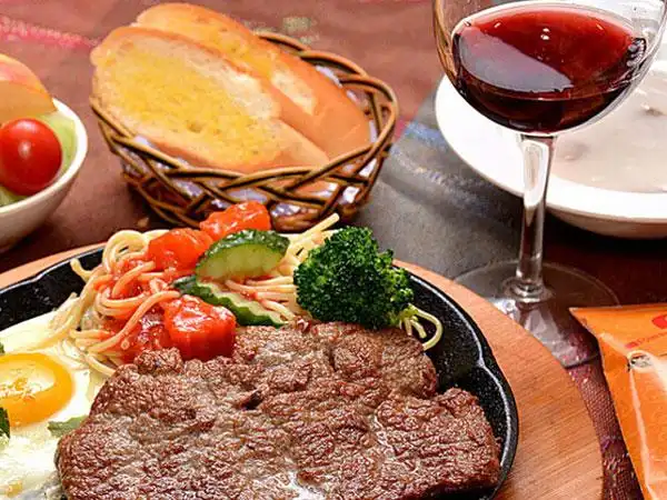 黑椒牛排是西餐中最经典的料理,搭配上酒体醇厚,单宁耐嚼的赤霞珠葡萄