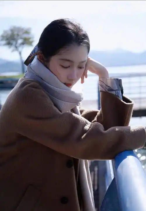 在这组照片中,关晓彤的妆容干净自然,凸显出她精致的五官.