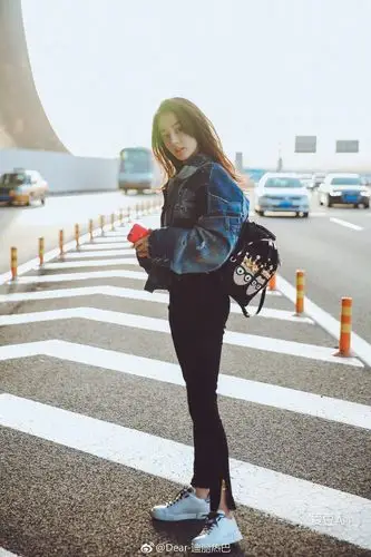 22日迪丽热巴更博发早安问候,并亲自解锁赶赴米兰的机场照.