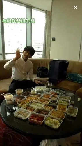 【杨洋】求中午吃饭还有手里拿花的视频