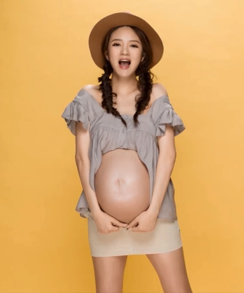 安以轩晒孕肚照身材超火辣,老公抱儿子出镜,两人深情热吻太幸福