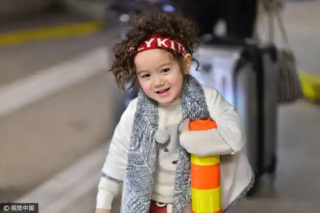 周嘉诚羊羔毛翻领夹克雪地靴 软萌可爱