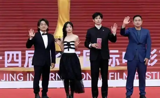 来体会胡先煦张子枫的最萌身高差