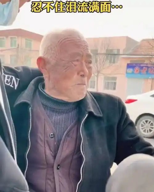 爷爷远远看到孙子一颦一笑像极了10多年前过世的儿子,忍不住落泪_老人