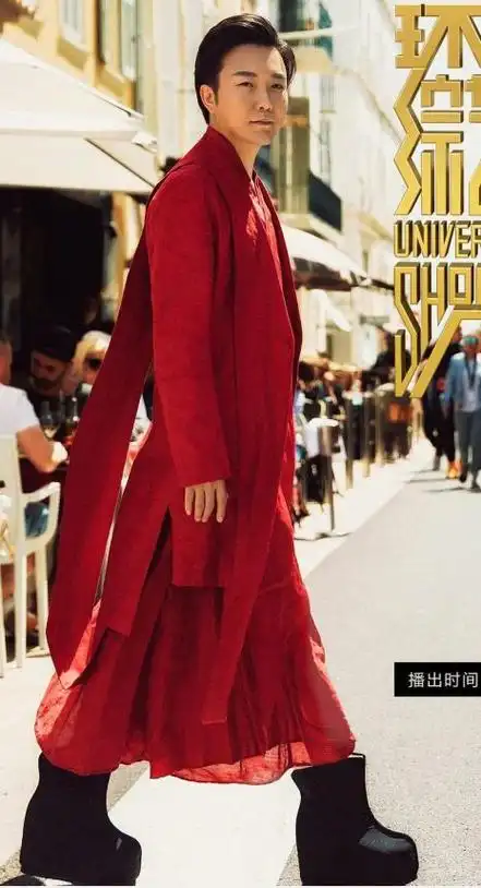 李玉刚披长袍扮昭君连摔两次,被赞太敬业!本尊:敬业可以老不行