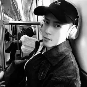 黑白男生头像成熟稳重