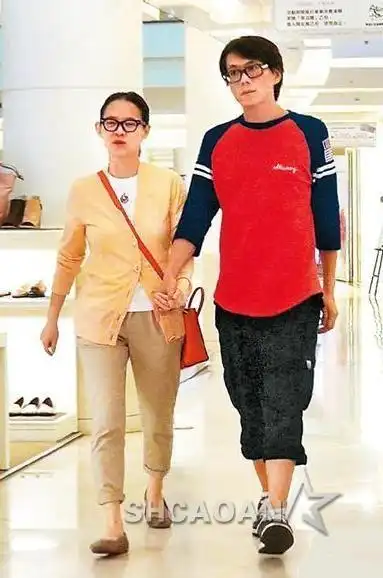 41岁曾宝仪和男友林明谦如老夫老妻 差点与黄子佼狭路相逢