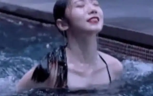 孟美岐有多"撩人"?穿泳衣浮出水面那一刻,男粉都"流鼻血"了