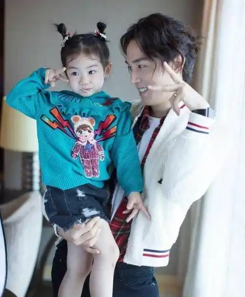 "看完戚薇夫妇养娃,你就会明白了_女儿_生活_东西