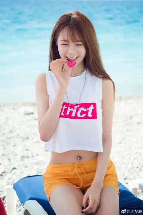 沈梦辰海边戏水大秀好身材 笑眼弯弯很迷人