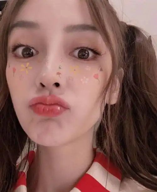 baby晒自拍扎双马尾卖萌表情百变古灵精怪用小丑特效也很惊艳