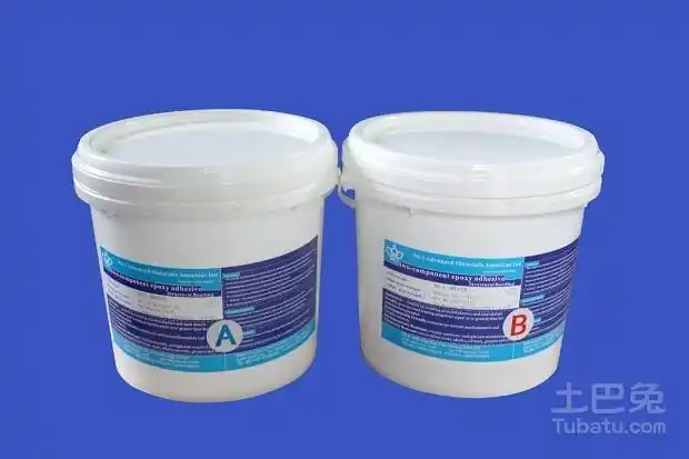 装修新闻 环氧树脂胶使用方法以及注意事项介绍然后把胶水的打开,把a