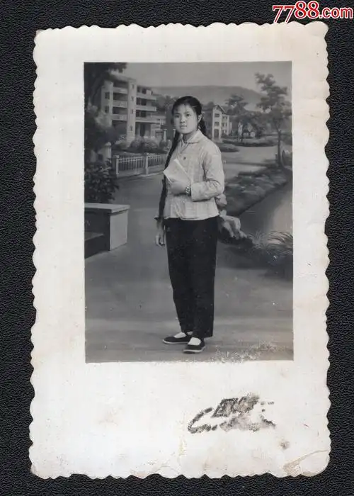 文革年代长辫子美女学生老照片1张尺寸约575厘米