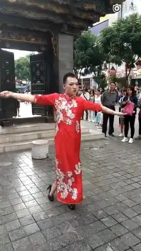 辣眼睛!昆明一小伙穿高跟鞋旗袍在南屏独舞