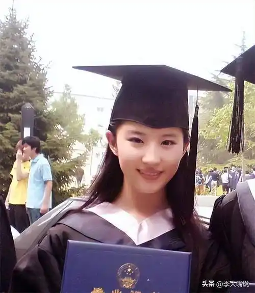 刘亦菲母亲刘晓莉长得比女儿还漂亮两婚两离65岁单身也幸福