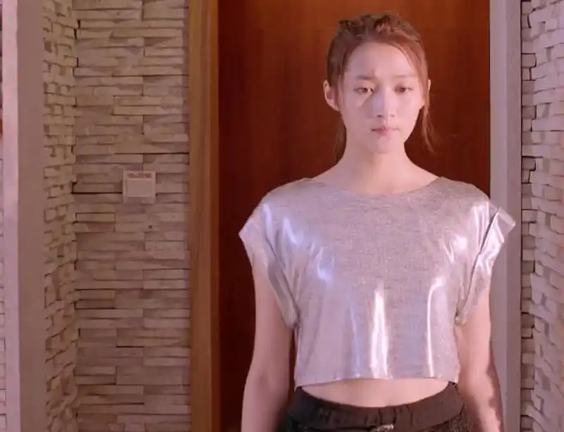 《甜蜜暴击》中关晓彤的4个发型:关晓彤身穿黄色外套再加黄色头发