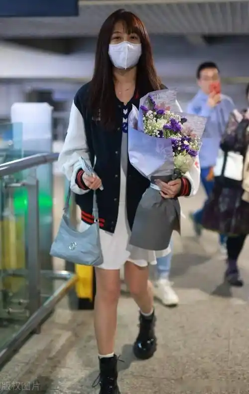 李艺彤现身上海机场,棒球服内搭短裙元气满满