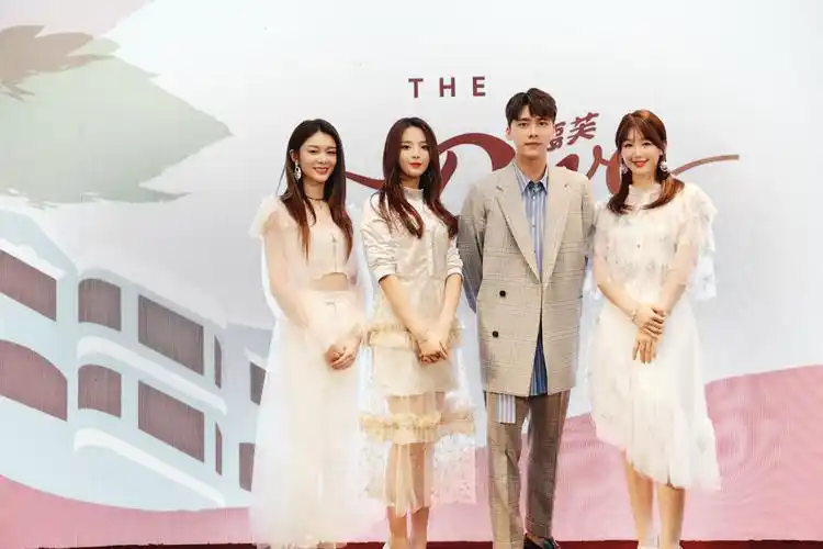 李易峰杨超越傅菁徐梦洁现身德芙快闪店 开启"巧克力梦幻之旅