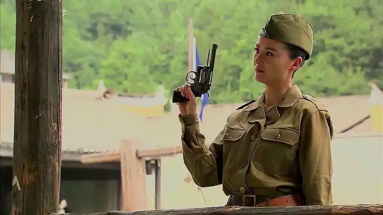 最后一枪:教官非要让姑娘举枪打靶,姑娘直接一枪打爆他的头!