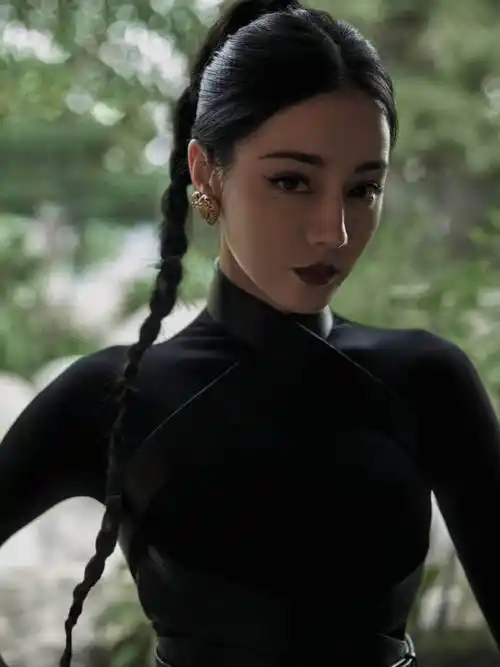 迪丽热巴超话94 率性摩登,酷飒有型98小迪@dear-迪丽热巴现身