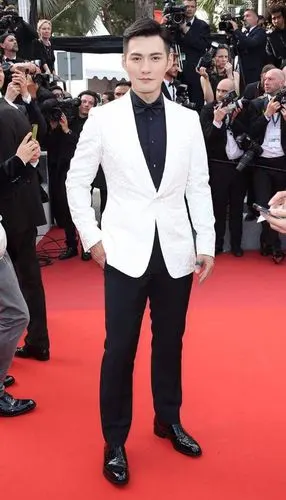绅士风度帅气迷人 严屹宽亮相戛纳电影节