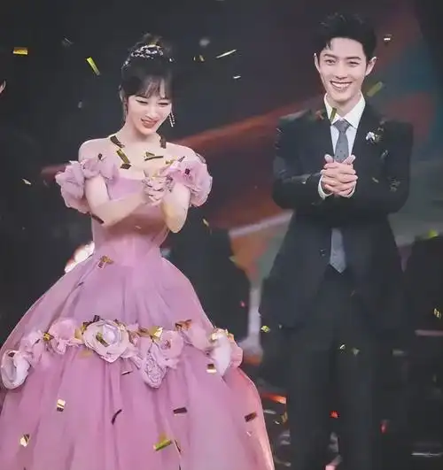 杨紫肖战同框挺有cp感,穿一字肩薄纱裙温柔甜美,细腰挺撩人的_腾讯