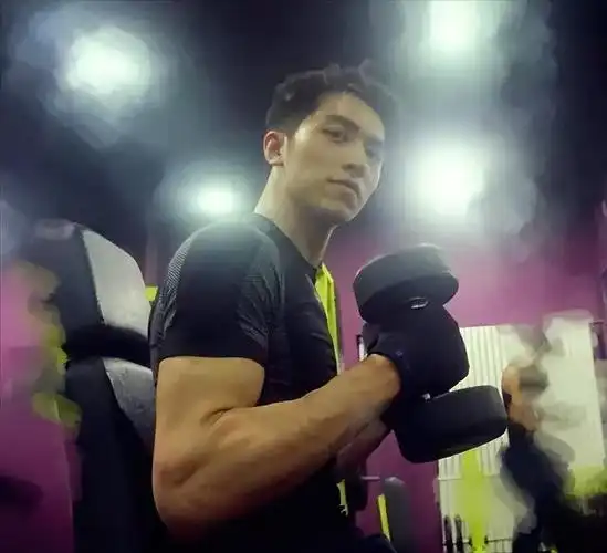 假臀假腹肌,《我的阿勒泰》于适一出场,打了多少内娱小鲜肉的脸