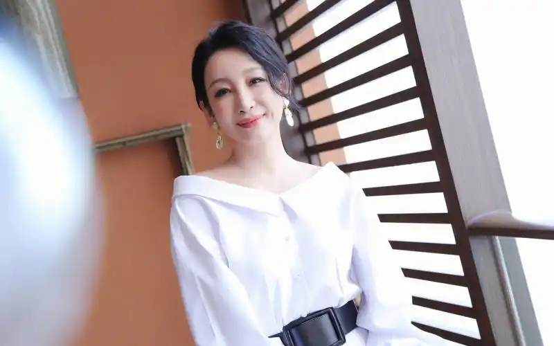 秦海璐一字肩白裙写真桌面壁纸_大陆明星_壁纸下载_美桌网