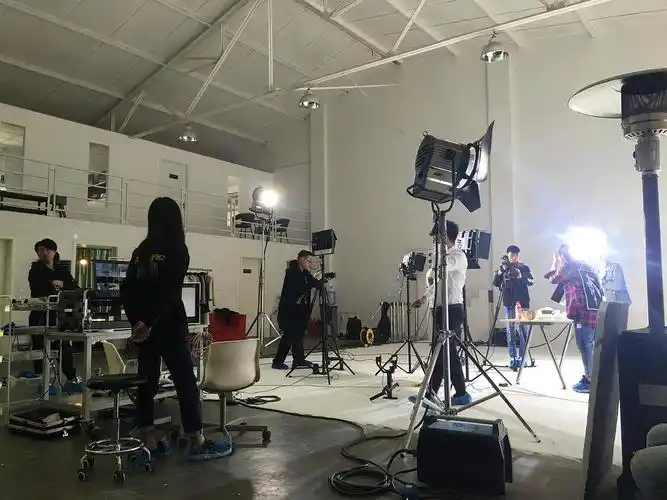 商业影棚:平面广告,时尚杂志,电影海报,明星艺.