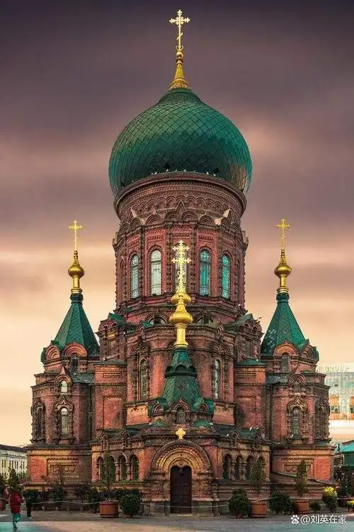 教堂的圆顶高60米,相当于20层楼高,是世界有名的五大圆顶之一