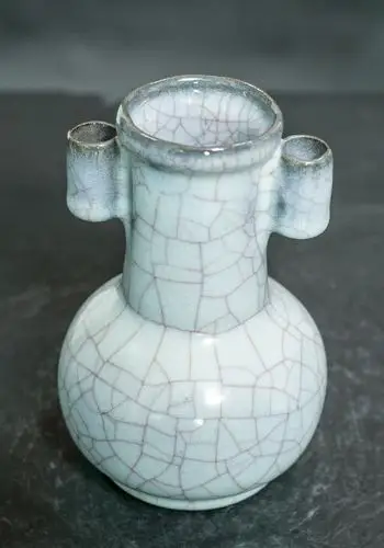 官窑贯耳瓶(南宋)