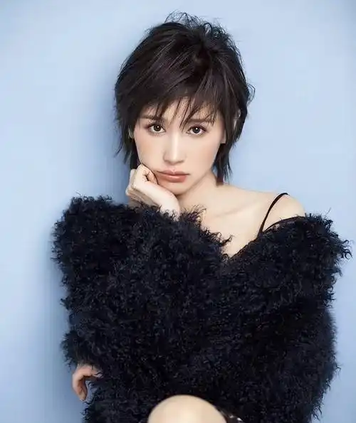 王子文10岁儿子体型壮实长得高,母子现身手牵手感情佳