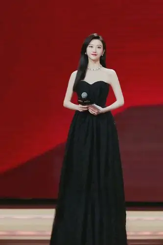 景甜昨天穿黑色抹胸裙出席微博电影之夜……_高清图集_新浪网