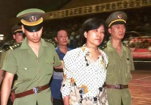 83年一女子聚众淫乱曾与130余人发生关系警方调查后死刑