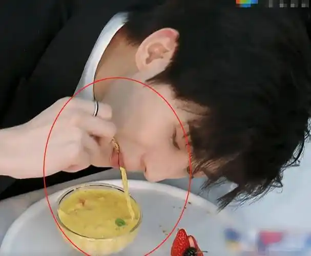 《跑男》热播,蔡徐坤舔链子引热议,我却关注他对baby的暖心照顾_杨颖