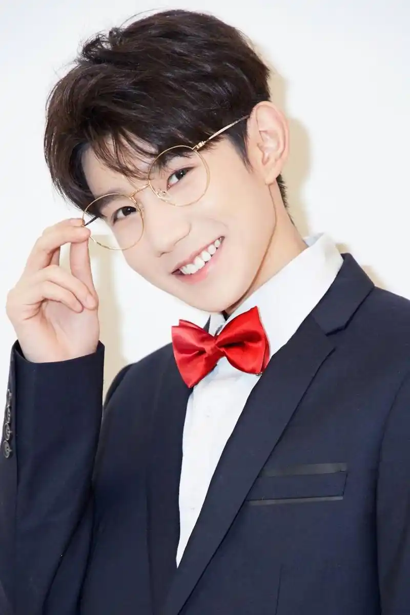 王源的新照片来了,虽然照片中的王源同学又是穿蓝色的西装,但脖子上