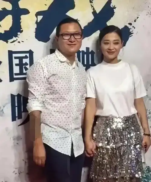 48岁的梅婷罕见的呈现小女儿姿态,依偎在老公怀里,娇羞模样胜似少女