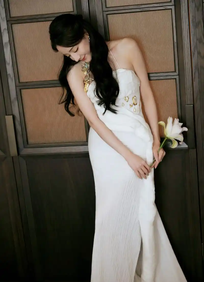 迪丽热巴一袭白色吊带礼服,高贵典雅散发迷人气质,简直太漂亮了.