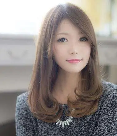 蓬松感强的烫发发型,修饰圆方脸等大气脸型的效果很好,与气质